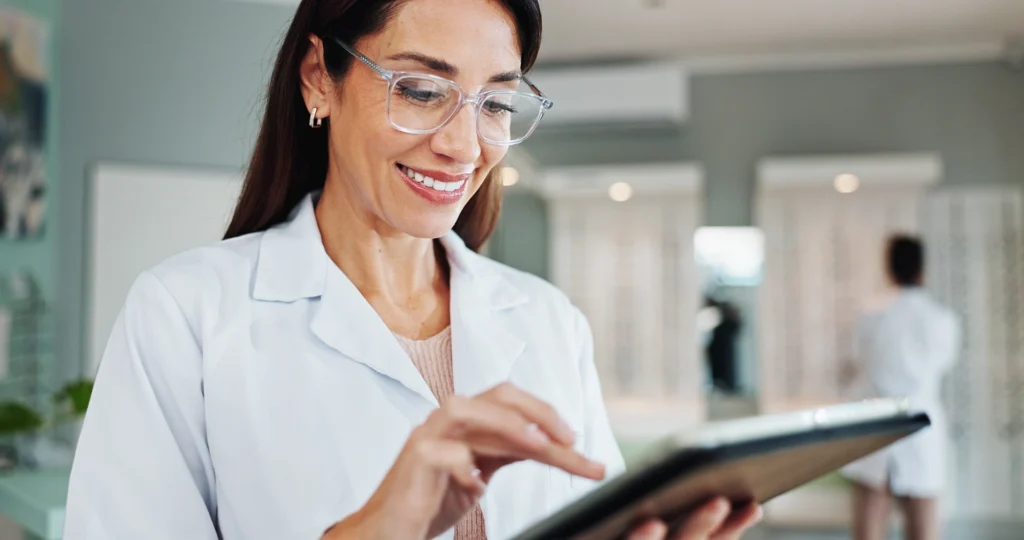 Femme medecin qui tient une tablette